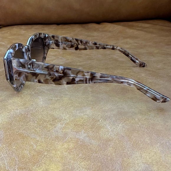 Dezi Charge It Sunglasses - Picture 5 of 11